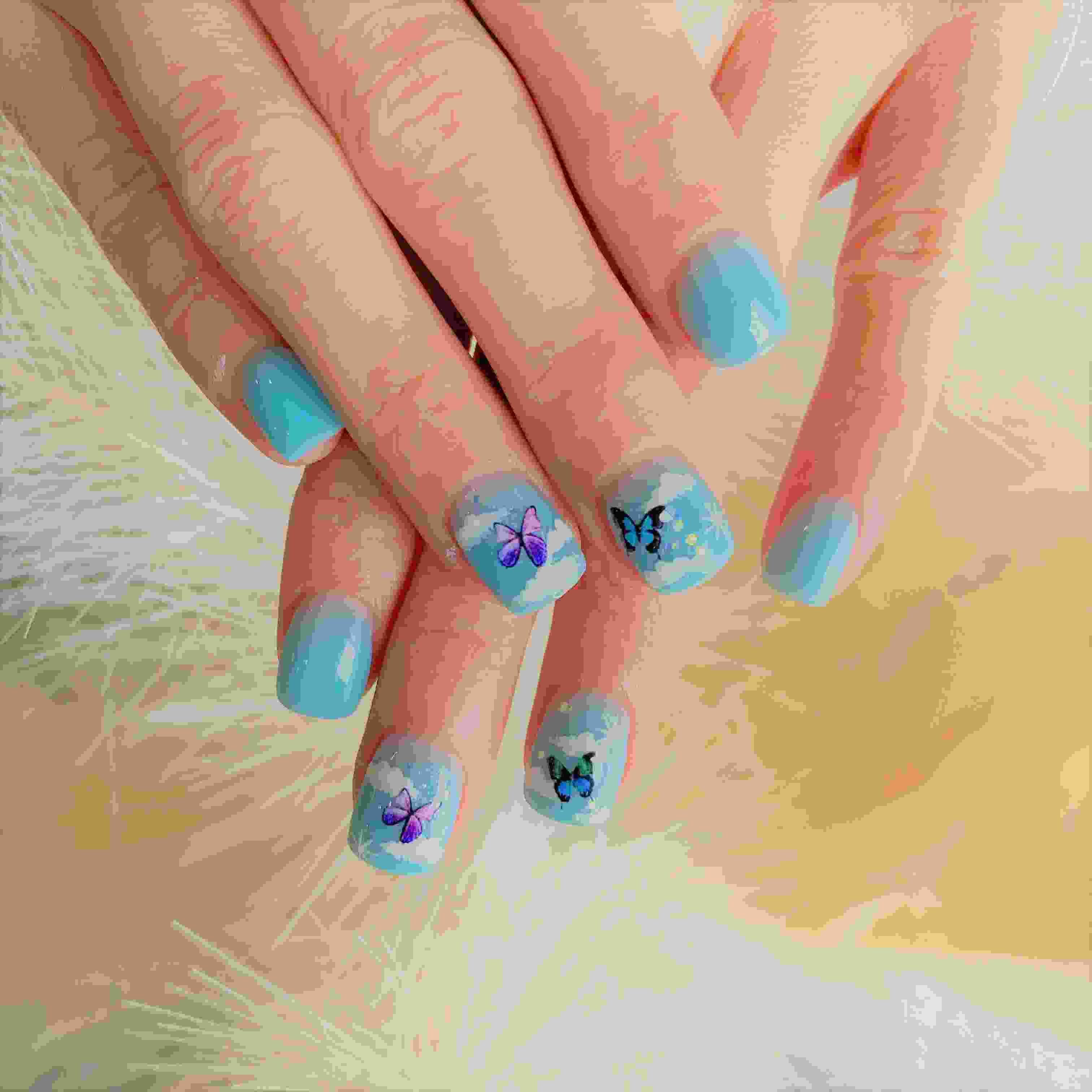 Glossy custom nail design